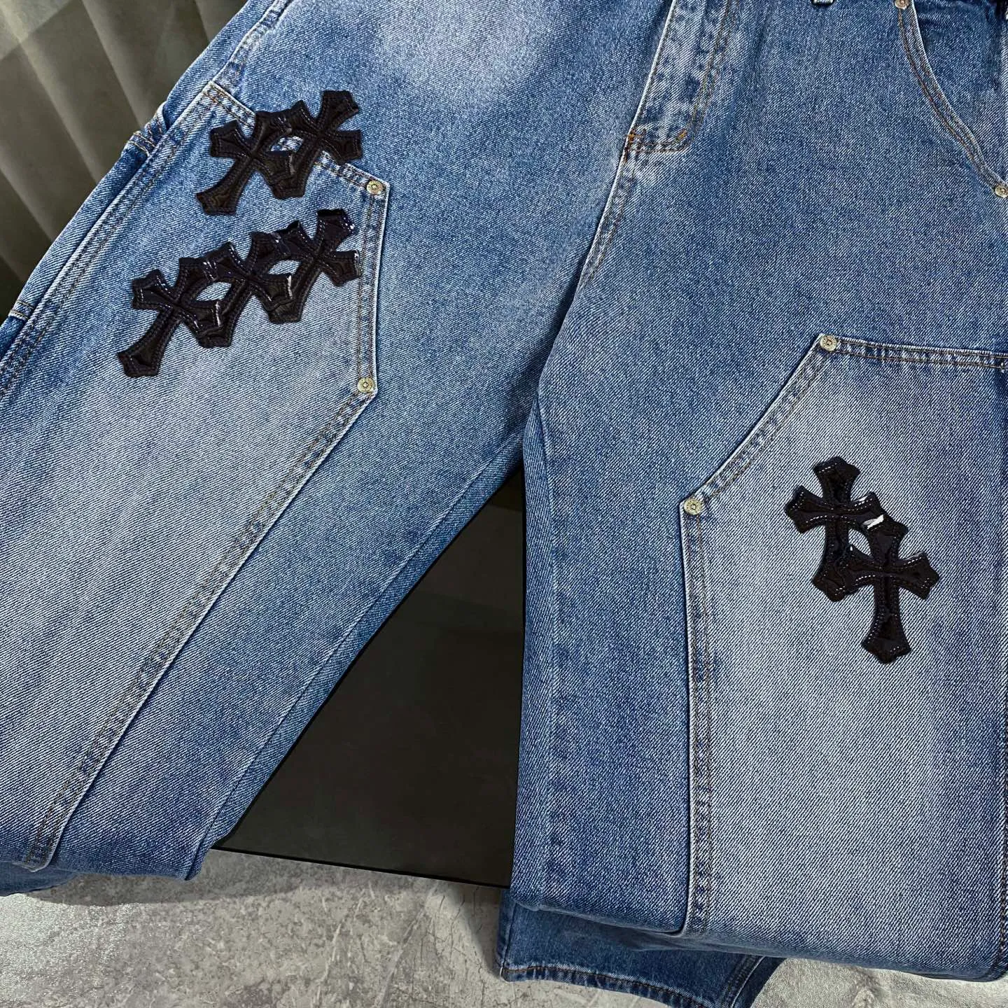 P270 CH Chromehearts limited edition work jeans denim logging pants, cabinet price 34W level, patchwork cross pattern embellishment, washed jeans! ! An absolutely high-end luxury product, a 1.9W-level god-level single product, a super popular product, made by top heavy industry, a magic weapon that cannot be missed! [About Zangyin] This is an extremely luxurious fashion brand that can also be called the aristocracy of the high street. It has always been an exclusive brand for some hipsters or rich second generations. Compared with ordinary high streets, it is more luxurious and noble. Compared with luxury brands, it is more fashionable and individual. It has always been a brand that I have a special liking for. [Top heavy industry fashion design] Consistently high-street luxury style. Speaking of this style, the Zangyin family and GU family are definitely the leading representative brands. Especially the Zangyin family has really achieved a state-of-the-art effect in creating high-street style. The unique washed material is used to create this style. The color system is already quite eye-catching. After it is decorated with patchwork cross flowers, it cleverly highlights the charm of the brand. Secondly, this style uses classic The high-waist cutting design highlights the long legs and fashionable temperament of the upper body. The brand is highly recognizable and the slim fit configuration is more suitable for daily wear. It is a product that interprets personality, fashion, and specifications at a glance. This single product is enough to make any fan excited. It can be a white T-shirt for a youthful college style, or a tight suspender for a royal style. It has strong matching ability and can be easily controlled by men.  [Materials and craftsmanship] Needless to say, this point goes without saying. As an excellent craftsman brand, Zangyin’s requirements for details and craftsmanship are really perfect. The washed color of this model has gone through so many processes, not to mention the embellishment of denim appliques. It is also purely hand-made and sewn. Just like what they believe in, only hand-made things have soul and have the meaning of wear. A top-notch heavy-duty fashionable denim item, I look forward to your perfect interpretation! !  Color: blue Size: 28-34